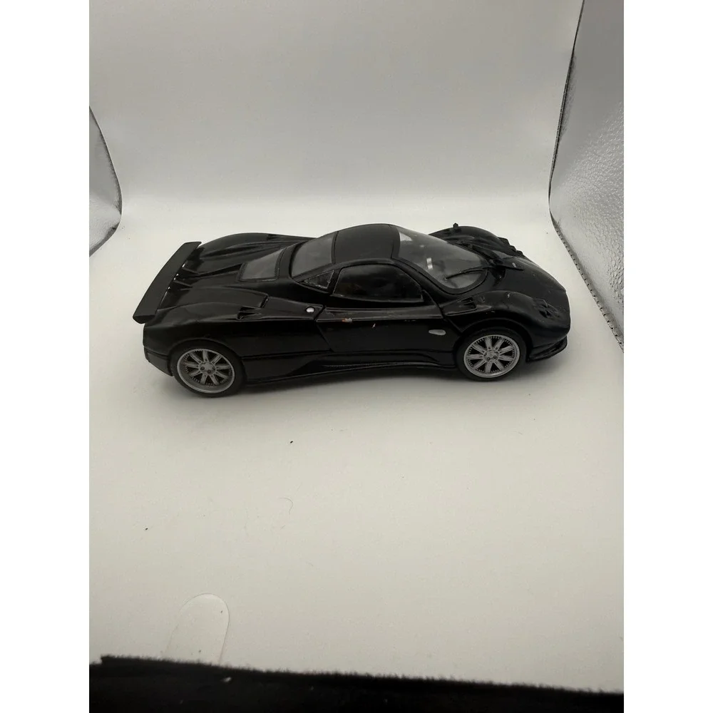 Motormax Pagani Zonda F Black 1:24 Scale Diecast Model Car 73369D Opening Doors